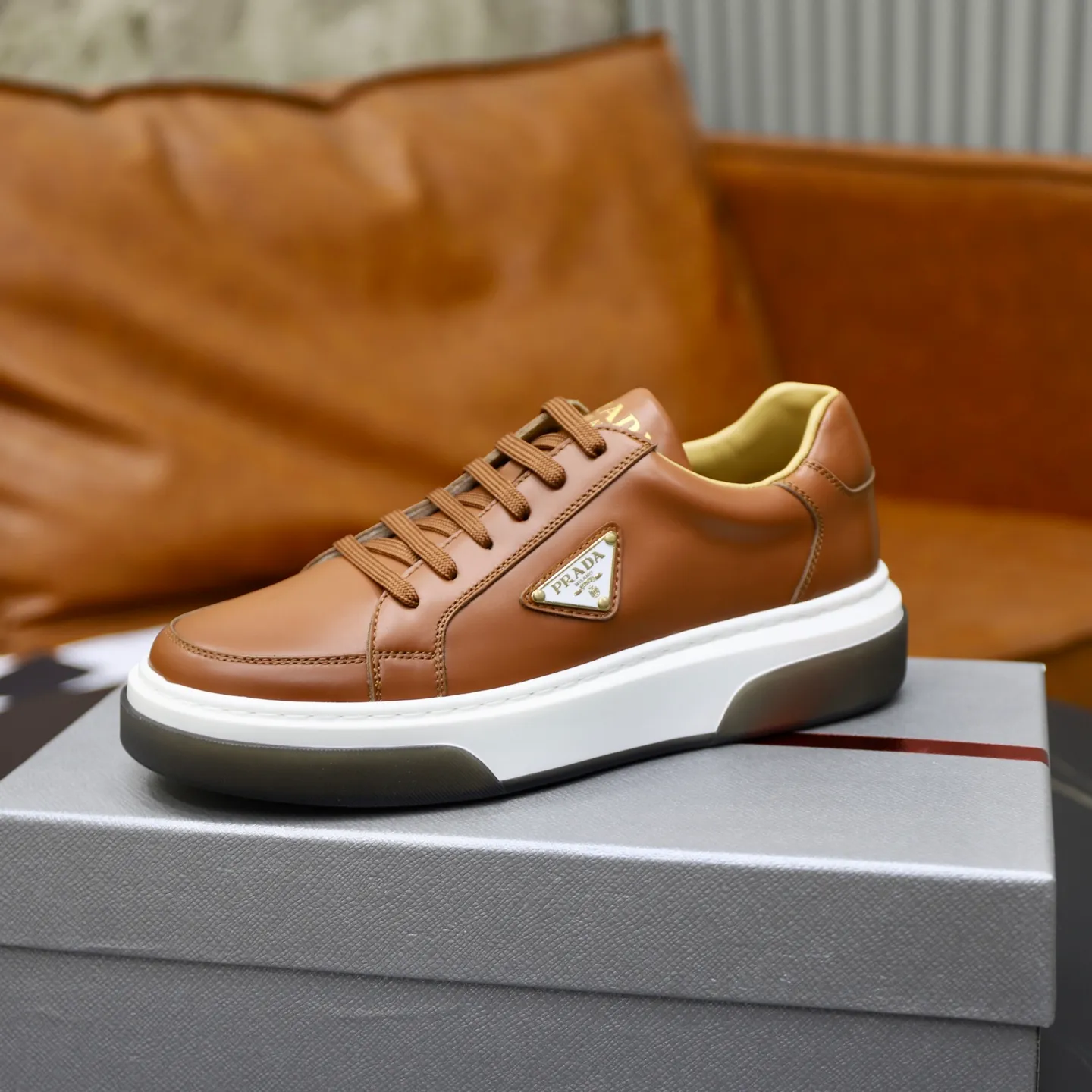 Factory price: 700💰Top original order Brand: PRADA (Prada) Standard code: Men's size 38/44 (45 can be customized) Grade: Same as the official website Material: Original cowhide stitching imported cowhide lining Original combination two-color wear-resistant soft outsole Style category: Leisure and sports version Young fashion European and American trend British style Color: Actual picture color